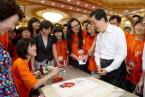 胡錦濤總書記在人民大會堂“兩岸萬名青年大交流主題聯歡會”上到榮寶齋展臺體驗木版水印技藝