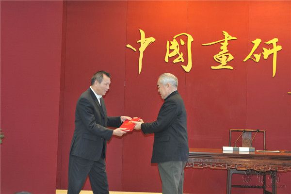 北京市西城區地方稅務局授予范先生“榮譽納稅人”稱號并頒發證書