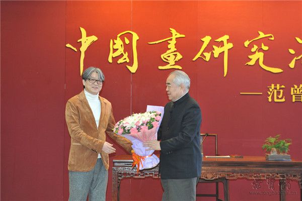 榮寶齋常務副總經理范存剛為范曾先生獻花