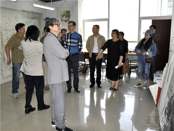 榮寶齋領導班子成員參觀馬海方人物畫工作室
